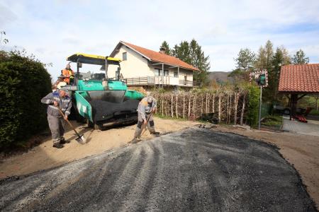 ASFALTIRANJE CESTE BEGUNJE 01 FOTO LJUBO VUKELIČ